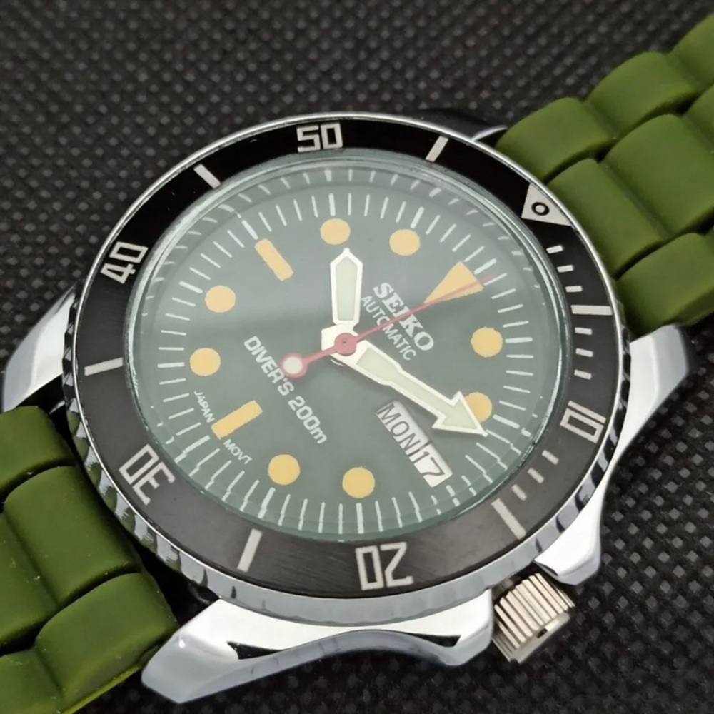 Vintage 1982 Seiko Automatic Men’s Silver/Green Dive Watch W/DayDate &Japan Mvmt - Picture 6 of 8